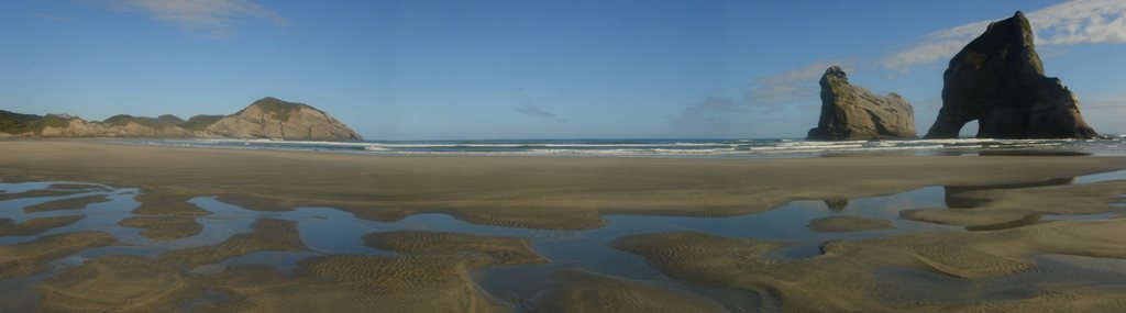 Arcos blancos en la playa de Wharariki, Farewell Spit