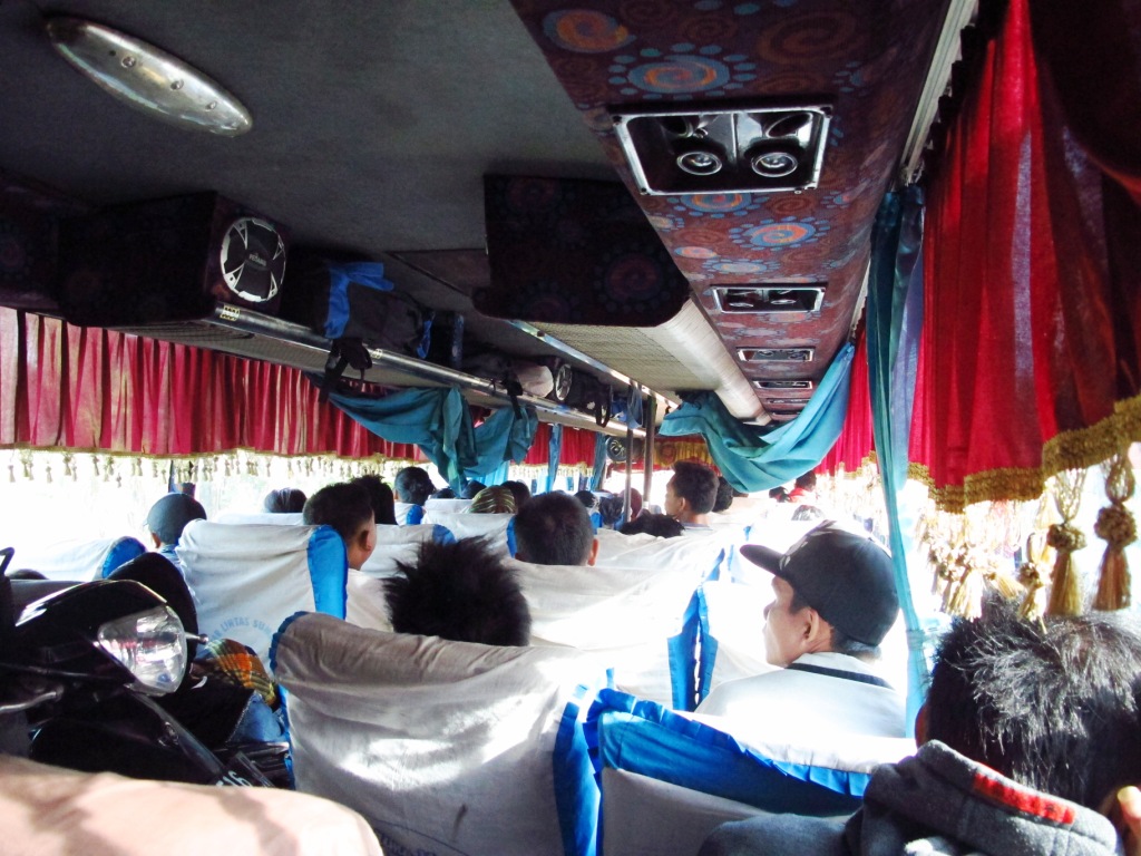 autobus indonesia