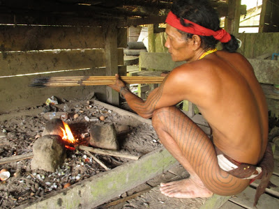 Fijando el veneno en la flecha con fuego